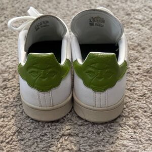 Adidas Stan Smith Star Wars edition! Featuring Yoda
